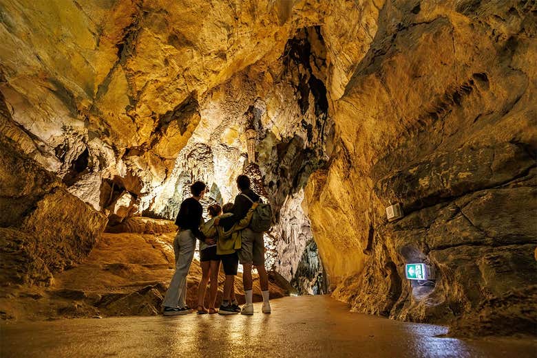 Admirando o interior das cavernas