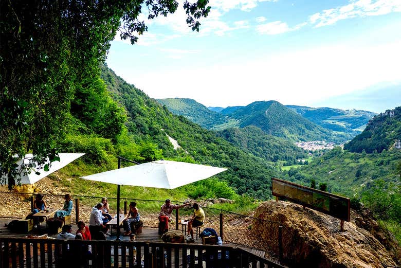 Terraço das cavernas com vista para os vinhedos de Cerdon
