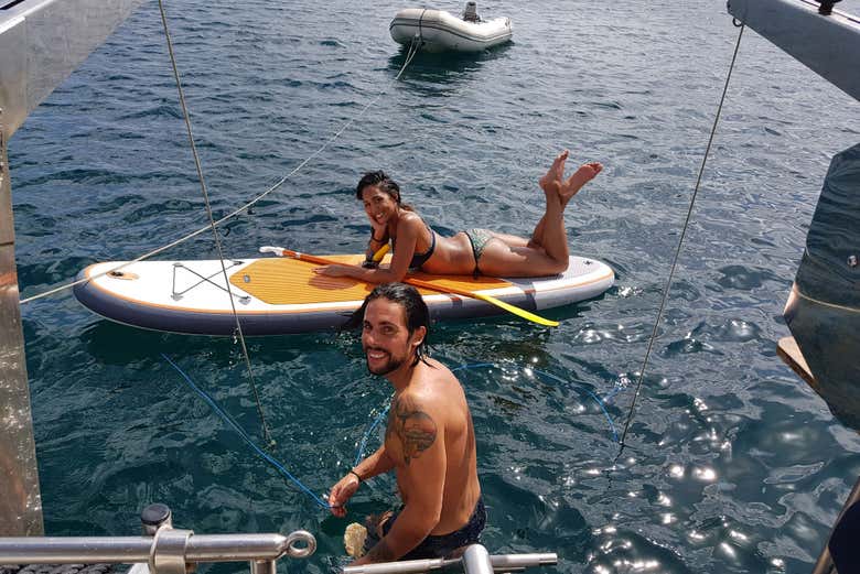 Faites du paddle près du catamaran