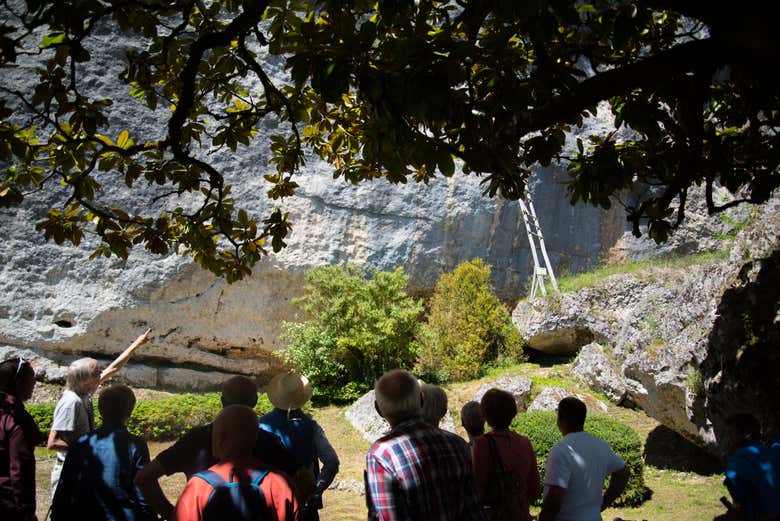 Visitando el exterior de la Grotte du Grand Roc