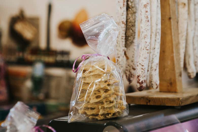 Galletas y fuets típicos de Lourdes