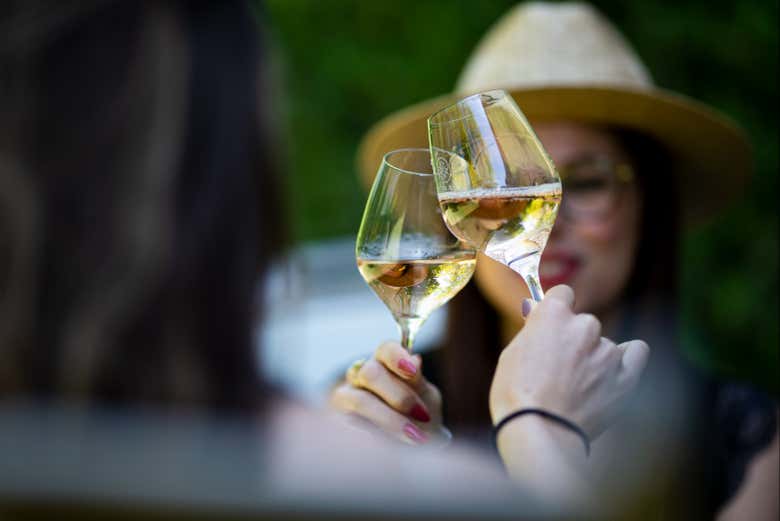 Trinquez avec deux verres de vin blanc