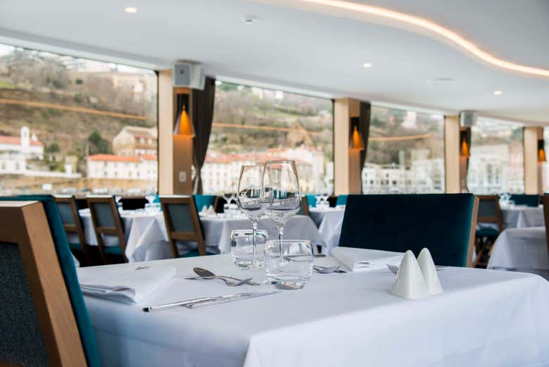 Sala de jantar do interior do barco