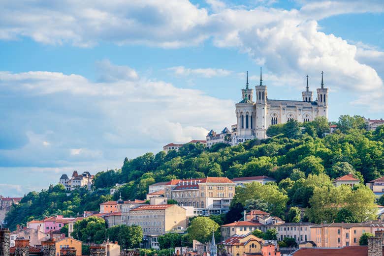 A colina de Fourvière e imponente Basílica de Notre-Dame