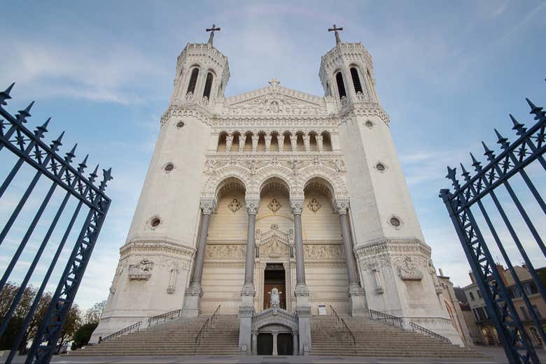 A majestosa fachada da Basílica de Fourvière