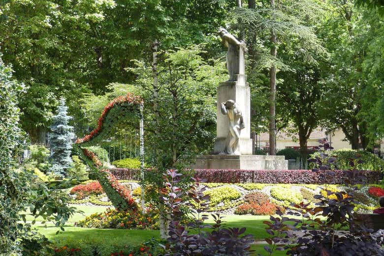 Uno de los monumentos del jardín de Cybèle