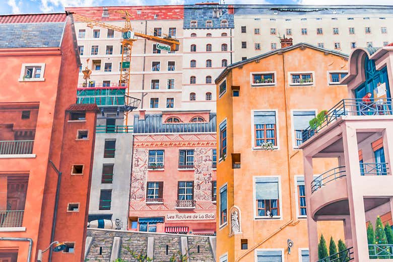 Contemplando murales de arte urbano