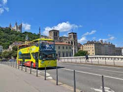 Autobús turístico recorriendo Lyon