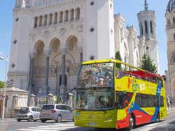 Autobús turístico junto a la Catedral de Lyon