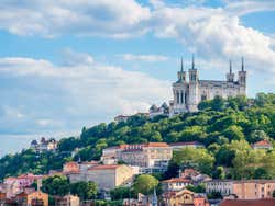Vista de la basílica en la colina de Fourviere