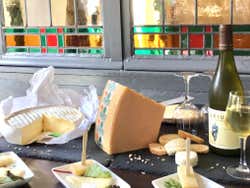 Degustando quesos y vinos