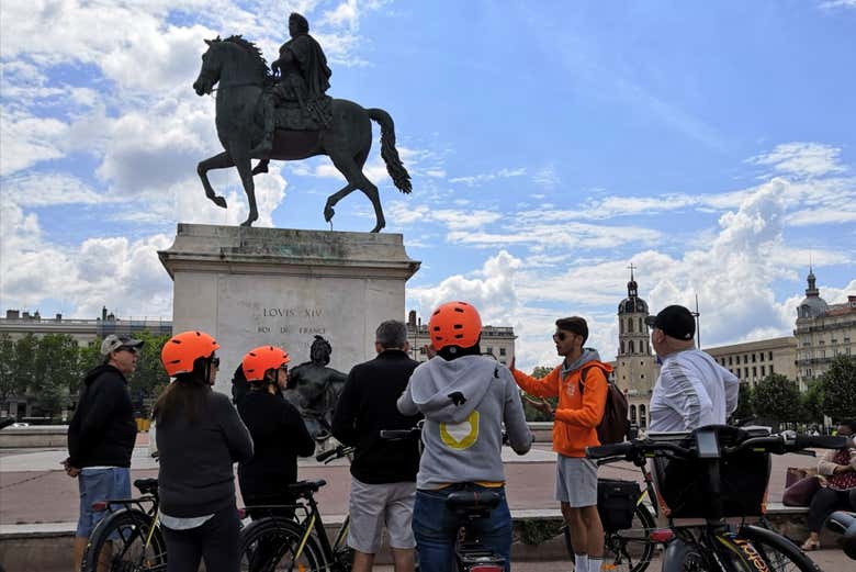 Devant la statue de Louis XIV sur la place Bellecour