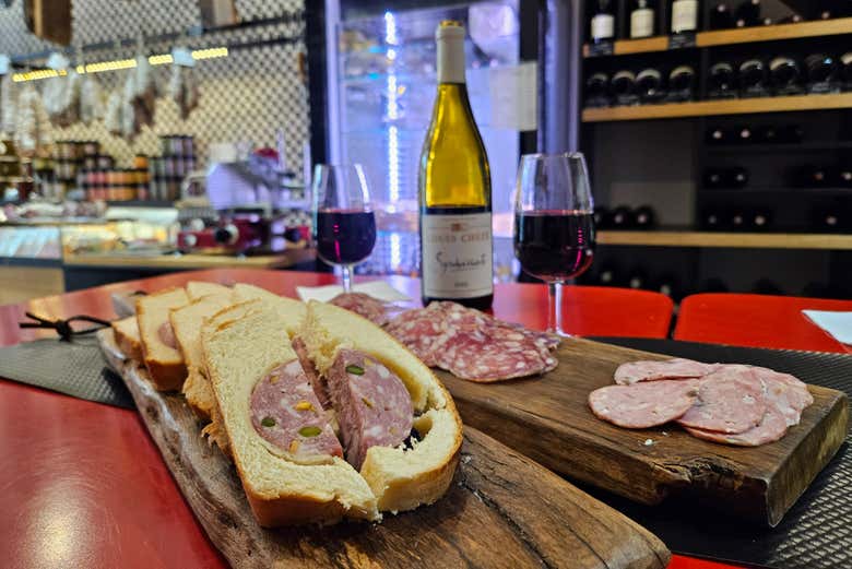 Vinho com produtos de charcutaria