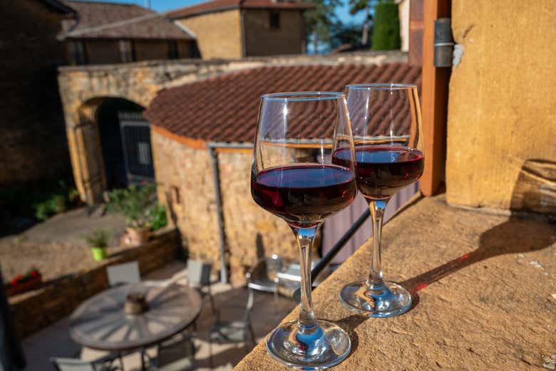 Dégustation de vin rouge dans le sud du Beaujolais