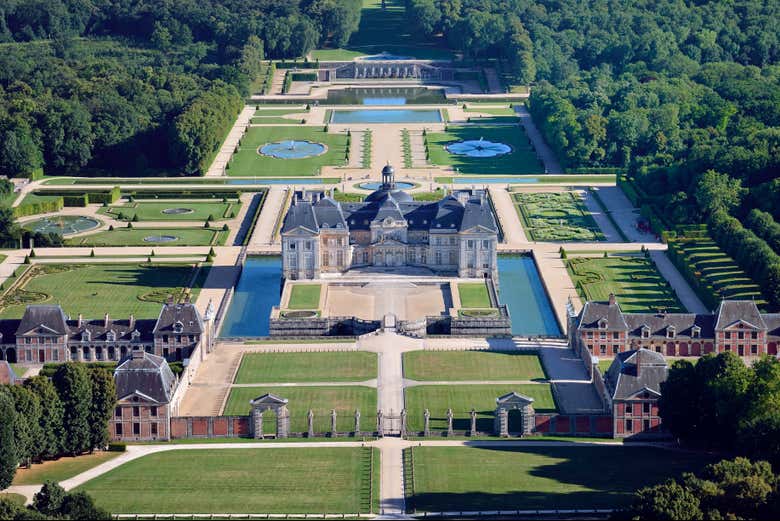 Castillo de Vaux-le-Vicomte, rodeado de jardines franceses
