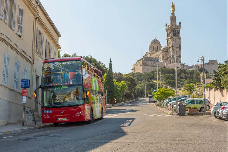 Parada turística junto a Notre-Dame de la Garde