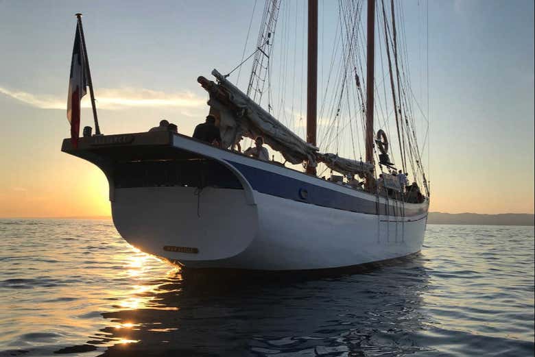 Navegando al atardecer por la costa de Marsella