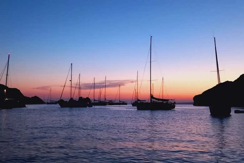 Você poderá tirar fotos com este cartão postal ao fundo