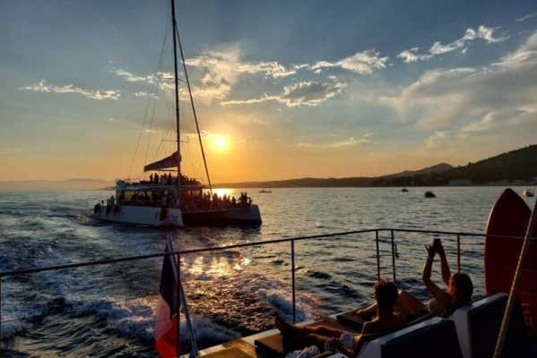 Vous pourrez admirer le coucher de soleil depuis le catamaran