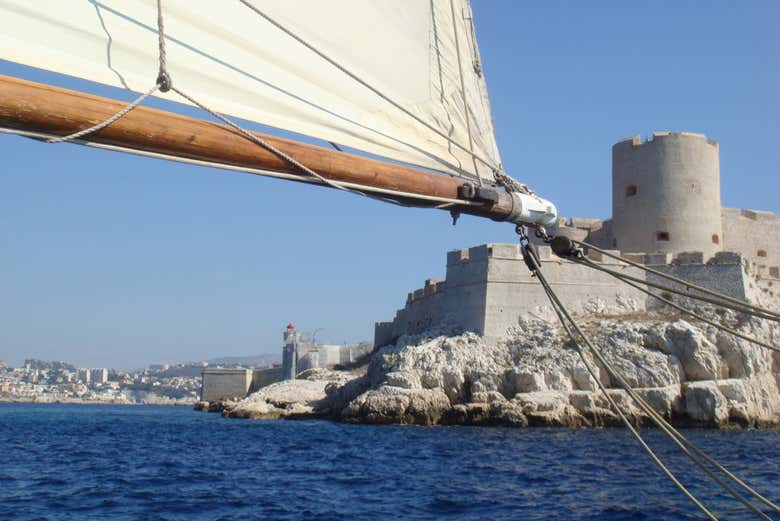 Navegando cerca del Castillo de If