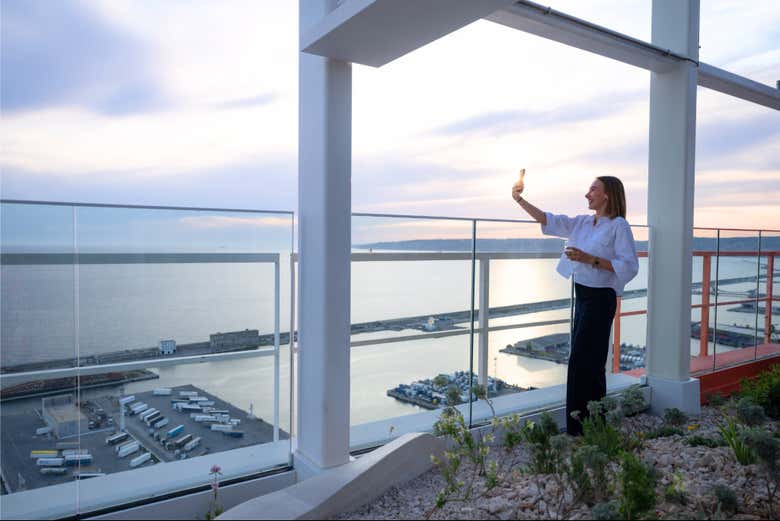 Disfrutando de las vistas del Sky Center Marseille