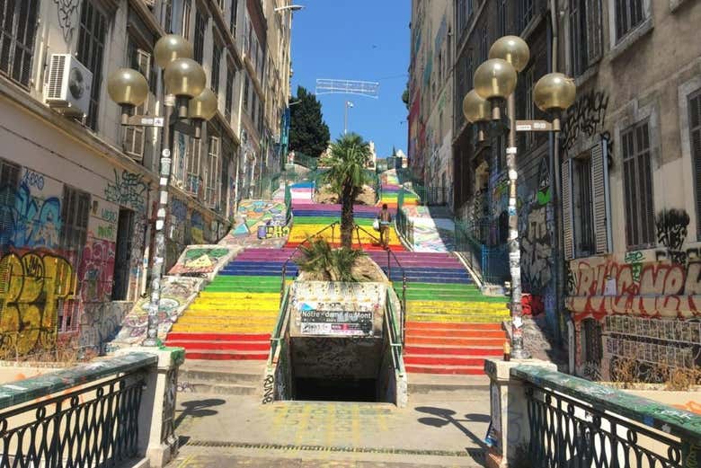 La escalera del Cours Julien es un icono del arte urbano