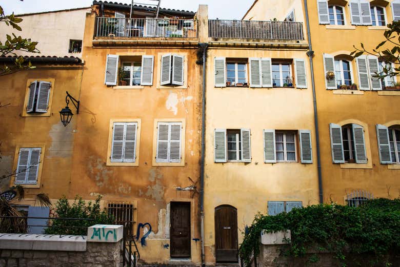 Façade des bâtiments dans le quartier du Panier à Marseille