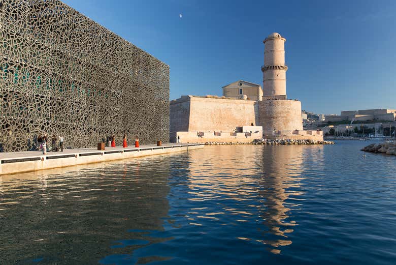 Extérieur du Mucem à côté du Fort Saint-Jean