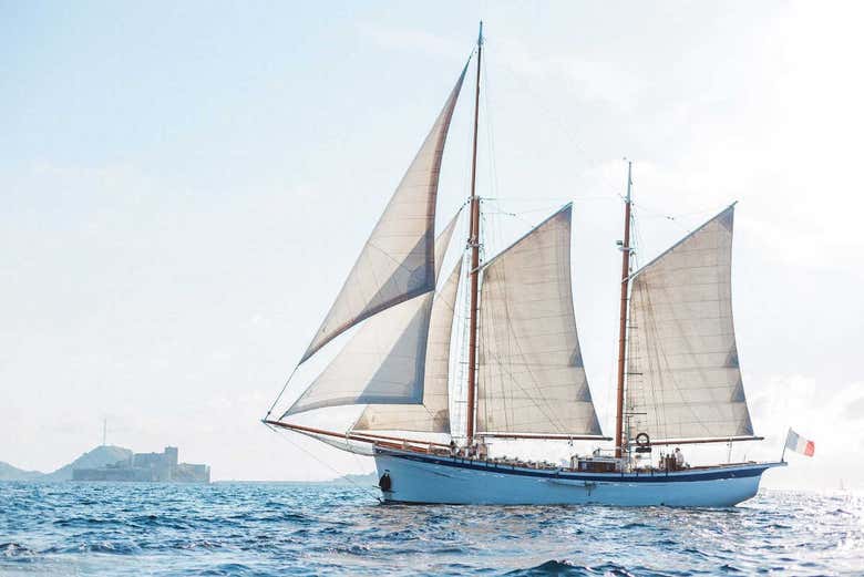 Sailing the coast of Marseille