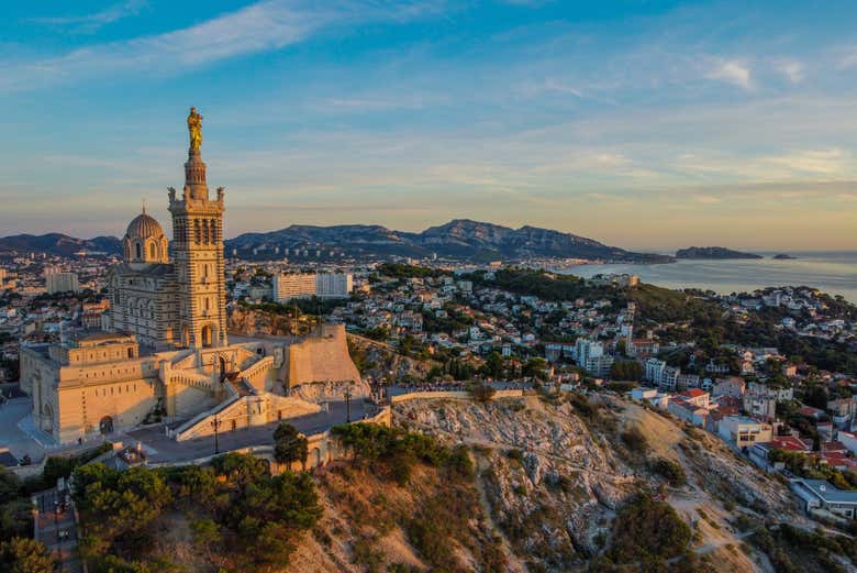 Vue sur la basilique Notre-Dame de la Garde au coucher de soleil