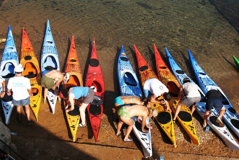 Préparation des kayaks pour le parcours