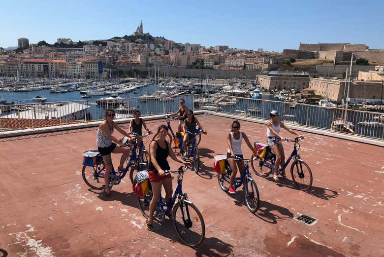 Desfrutando do tour de bicicleta por Marselha