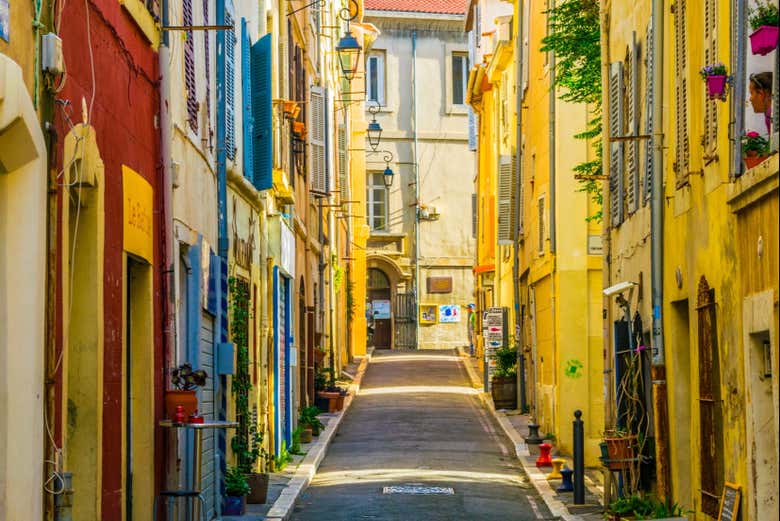 Rue étroite colorée du quartier du Panier