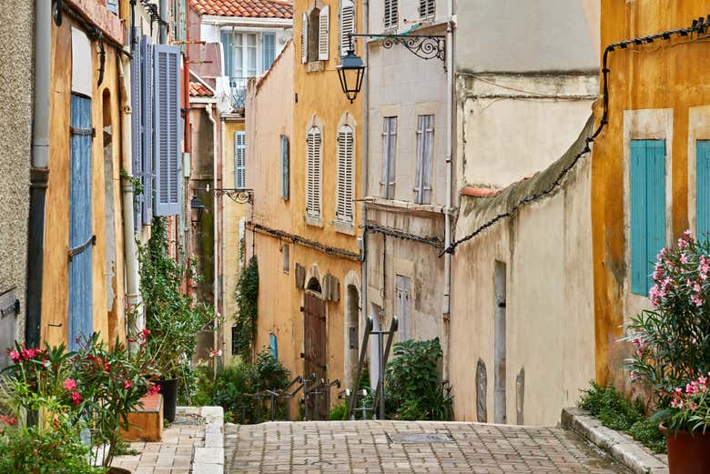 Rue en pente du quartier du Panier à Marseille
