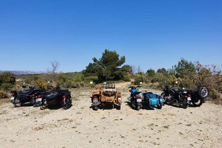 Making a stop to admire the landscapes of Provence