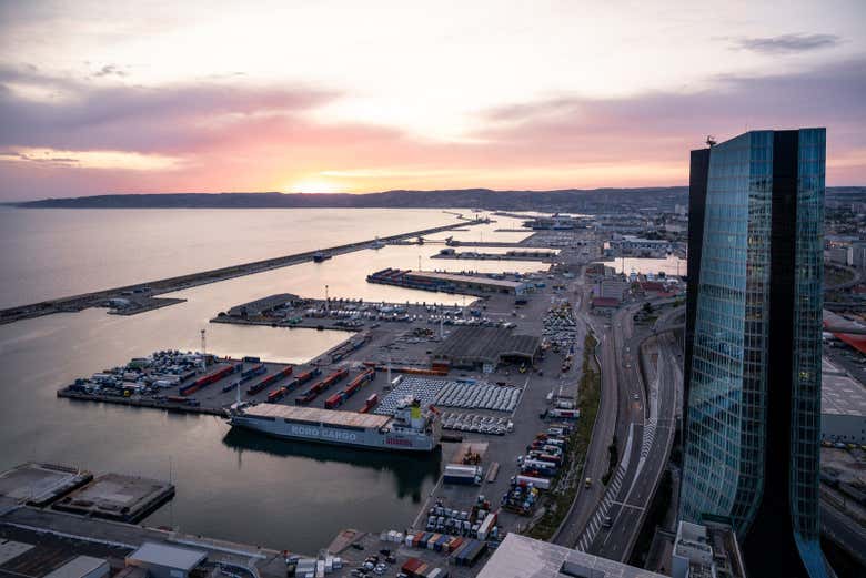 Il porto di Marsiglia al tramonto