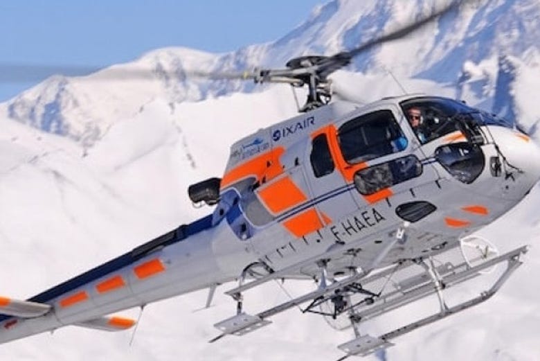 Helicóptero sobrevolando el Mont Blanc