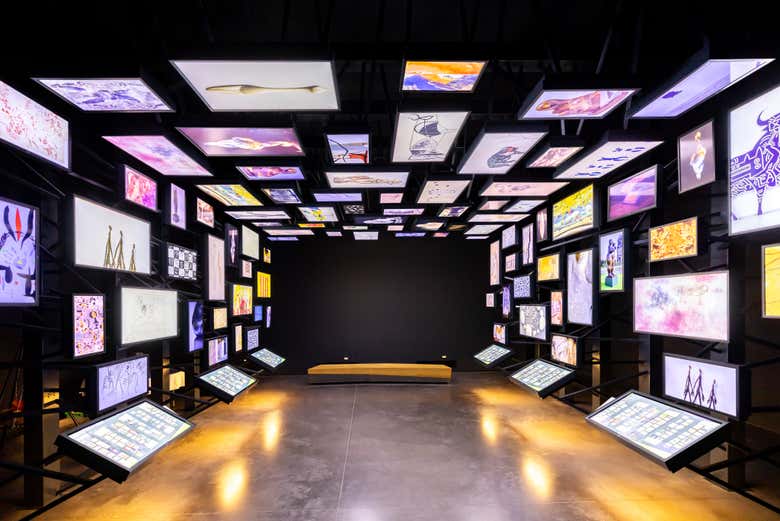 El centro cuenta con varios paneles interactivos