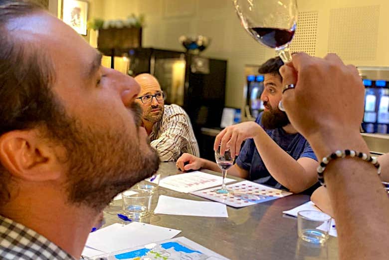 Observando los matices del vino