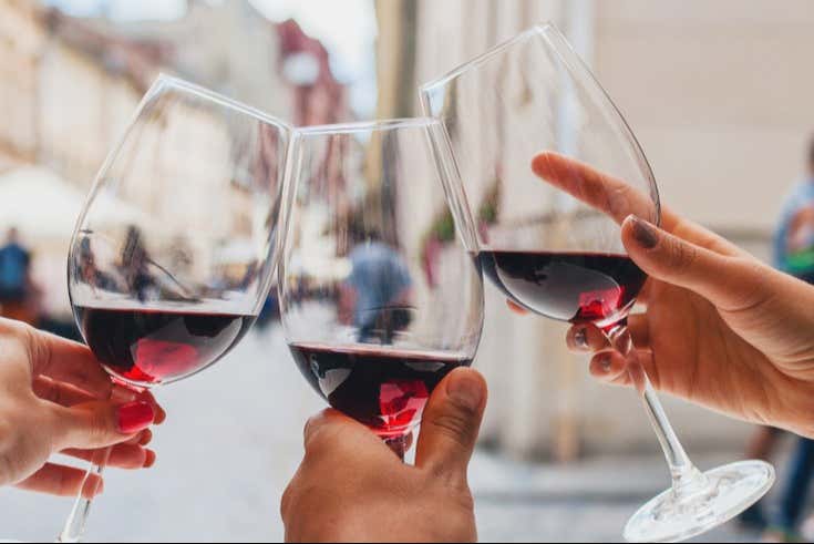 Brindando con vino tinto francés