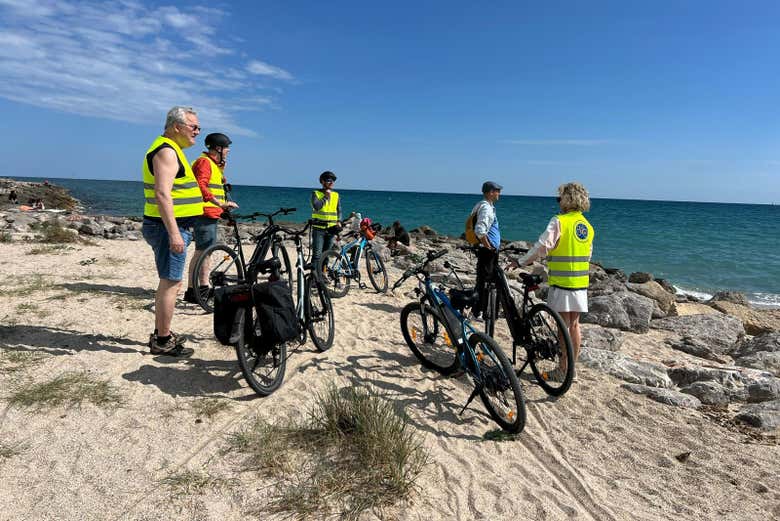 Profitez de la piste cyclable qui longe la côte