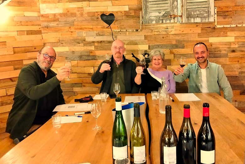 Probando diferentes vinos en Montpellier