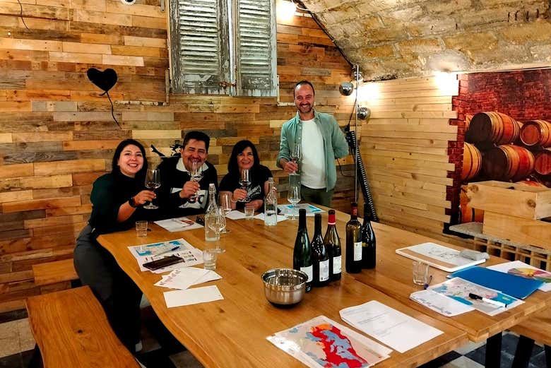 Disfrutando de la cata de vinos