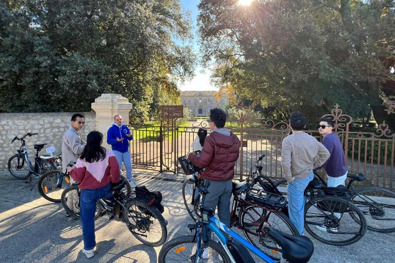 À côté de l'une des célèbres folies
