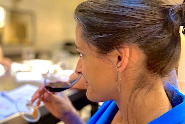 Disfrutando del aroma del vino