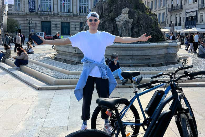 Bicicletas listas para partir desde la Place de la Comédie
