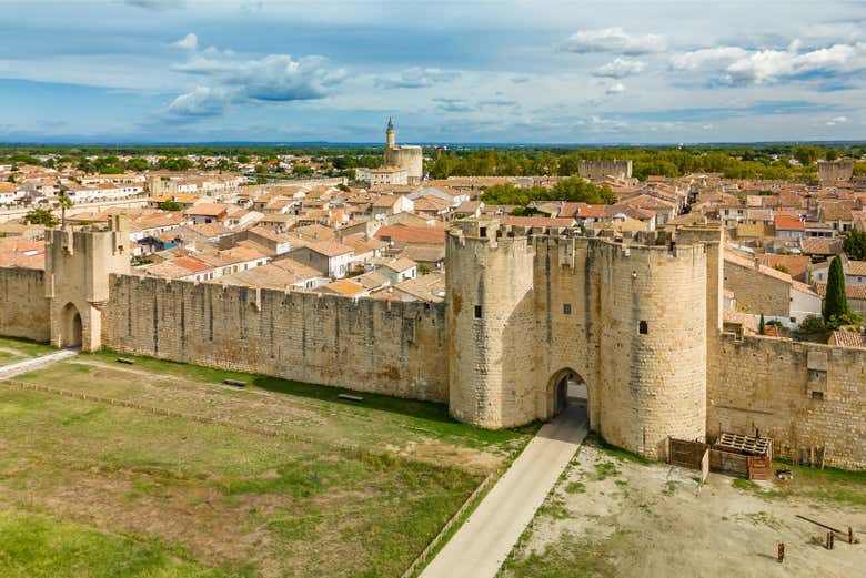Vista aérea de la ciudad medieval amurallada de Aigues-Mortes