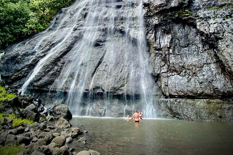 Disfrutando de un baño en la cascada