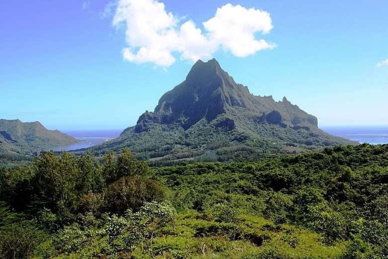 Montañas que rodean nuestro tour por Moorea