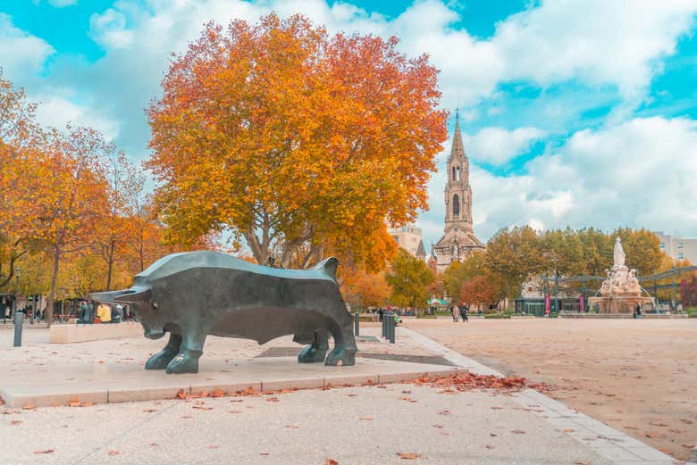 Escultura del toro de Nimes